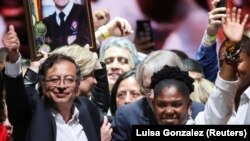 گوستاوو پترو، رئیس‌جمهور منتخب کلمبیا و معاون اولش فرانسیا مارکز، پس از اعلام پیروزی در انتخابات ریاست جمهوری