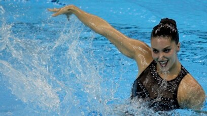 В края на съчетанието си американската състезателка по артистично плуване