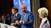 Președinta Comisiei Europene, Ursula von der Leyen (dreapta), președintele Consiliului European, Charles Michel și președintele francez Emmanuel Macron vorbesc la o conferință de presă la summitul UE de la Bruxelles, 23 iunie 2022.
