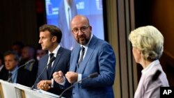 Președinta Comisiei Europene, Ursula von der Leyen (dreapta), președintele Consiliului European, Charles Michel și președintele francez Emmanuel Macron vorbesc la o conferință de presă la summitul UE de la Bruxelles, 23 iunie 2022.