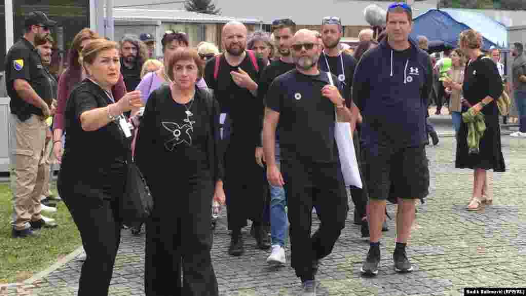 Članice organizacije &quot;Žene u crnom&quot; iz Srbije, koje se decenijama bore da vlasti u Srbiji priznaju genocid i ove godine su kao i svih prethodnih bile na komemoraciji i ukopu.