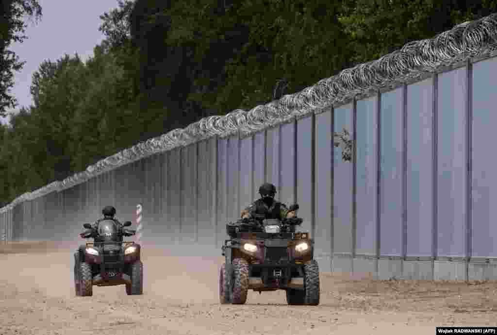 ПОЛСКА -&nbsp;Полска соопшти дека ја завршиле изградбата на челичен ѕид што се протега долж границата со Белорусија за да го запре приливот на мигранти.