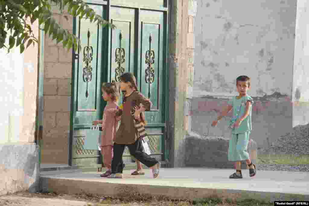 Fëmijët në festën e Kurban Bajramit në Taxhikistan.