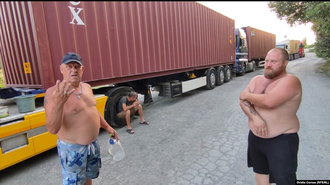 Șoferii din imagine așteptau de 4 zile intrarea în vamă, într-o coloană de 200 de tiruri de pe drumul spre mănăstirea Cocoș, situat la aproximativ 10 kilometri de bacul de la Isaccea.