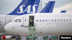 Tehničar radi na avionu SAS Airbus A320neo nakon što su piloti Scandinavian Airlinesa stupili u štrajk, Kastrup, Danska, 4. jula 2022.