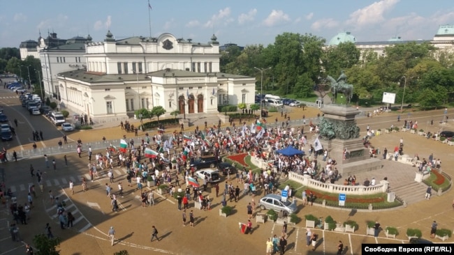 Поглед към протеста на "Възраждане" пред парламента около 18.00 часа на 21 юни 2022 г.