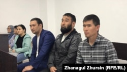 Подсудимые по делу о «захвате аэропорта» Актобе: Елхат Косыбаев, Нуралы Шахкозов (в центре) и Мади Жумабек (в синем пиджаке) на судебном заседании. 21 июня 2022 года