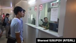 Паспортный контроль на КПП «Дустлик/Достук» на узбекско-кыргызской границе.
