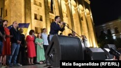 ფოტო არქივიდან: 24 ივლისი. თბილისი, რუსთაველის გამზირი, აქცია „შინ ევროპისკენ"