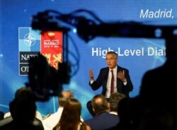 Йенс Столтенберг выступает перед журналистами на открытии саммита НАТО в Мадриде, 28 июня 2022 года