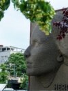Memoriali Heroinat në qendër të Prishtinës kushtuar grave, të cilat gjatë luftës në Kosovë i kanë mbijetuar dhunës seksuale.