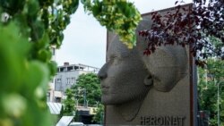 Memoriali Heroinat në qendër të Prishtinës kushtuar grave, të cilat gjatë luftës në Kosovë i kanë mbijetuar dhunës seksuale.