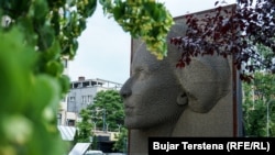 Monumenti "Heroinat" në Prishtinë, dedikuar të mbijetuarave të dhunës seksuale gjatë luftës së fundit në Kosovë.