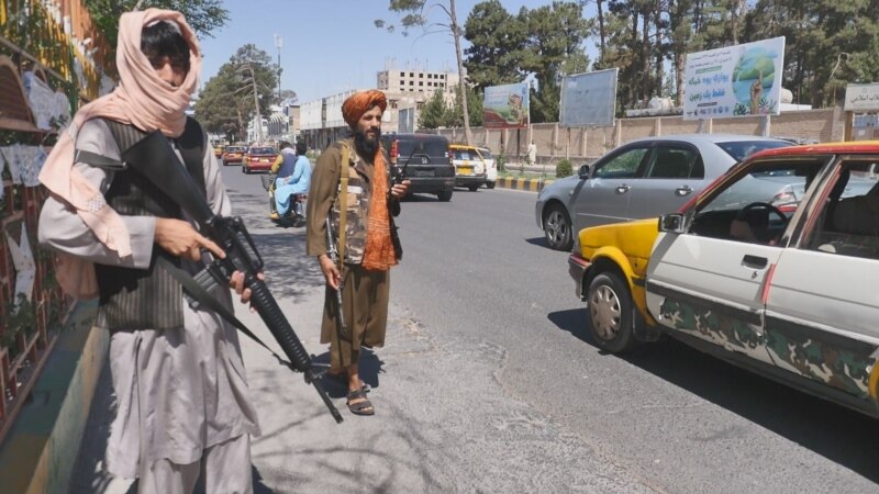 د هرات يو شمېر ښځې: طالبان هرات کې هغه ښځې له موټرو ښکته کوي چې چادري يې نه وي اغوستي 