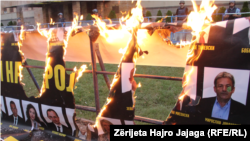 Ispred zgrade parlamenta, okupljeni su zapalili plakat sa slikama poslanika iz Vlade i porukom "izdajnici naroda".