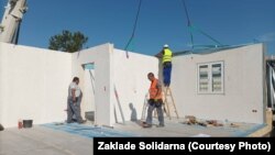 Izgradnja montažnih kuća za ljude koji su u potresu ostali bez domova.