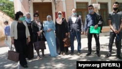 Крымские адвокаты у здания Центрального районного суда Симферополя