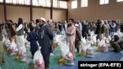 آرشیف -توزیع مواد غذایی به خانواده های نیازمند در کابل