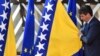 Član protokola namješta zastavu Bosne i Hercegovine pored zastave EU u Briselu, juni 2022.
