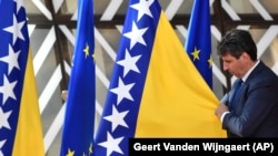 Flamuri i Bosnje e Hercegovinës vedoset pranë flamurit të BE-së në Bruksel. Qershor 2022.