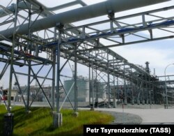 Завод СПГ по производству сжиженного природного газа, принадлежащий компании "Сахалин Энерджи" (Sakhalin Energy Investment Company Ltd.), входящий в комплексный нефтегазовый проект "Сахалин-2", в поселке Пригородное