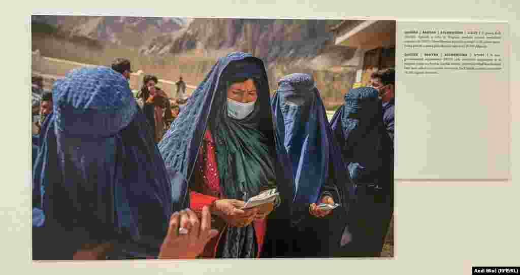 Na fotografiji: U jednoj školi distrikta Qandak u toku je Program novčane pomoći nevladinih organizacija. Identifikovani korisnici pozvani su da prime novac. Svaka porodica prima jednokratnu isplatu od 26.000 afganija. (1.3.2022. Qandak, Afganistan) &nbsp;