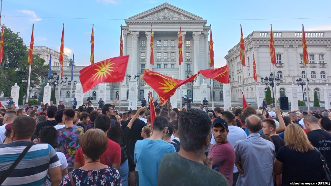 Фотографија од протестот пред Владата против францускиот предлог, 2 јули, 2022