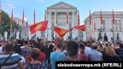 Фотографија од протестот пред Владата против францускиот предлог, 2 јули, 2022