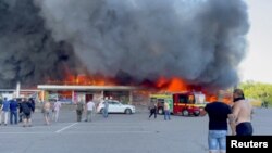Ուկրաինա - Կրեմենչուգի առևտրի կենտրոնն այրվում է հրթիռակոծությունից հետո, 27-ը հունիսի, 2022թ. 