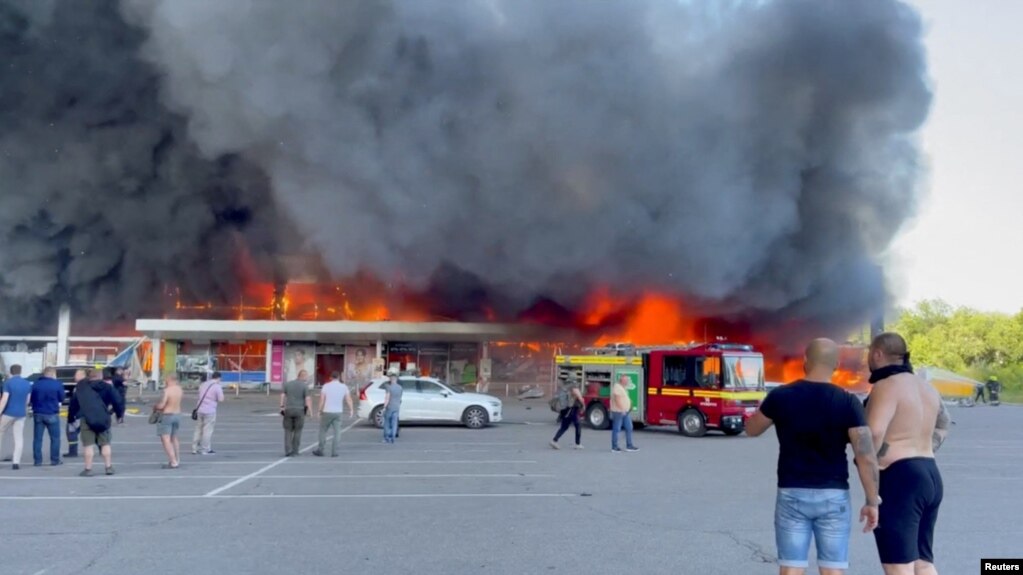 آتش‌سوزی گسترده در مرکز خرید شهر کرمنچوک در شرق اوکراین 