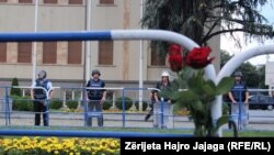 Protestuesit vendosin lule në rrethojat e Kuvendit të Maqedonisë V. Shkup, 6 korrik 2022.