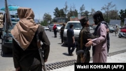 افراد طالبان هنگام تلاشی یا جستجوی بدنی یکی از شهروندان در کابل 