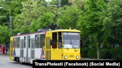 Pe străzile din Ploiești, cel mai vechi, dar și cel mai nou model de tramvai aparține producătorului Tatra. În imagine, modelul KT4D.