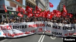 Demonstranti učestvuju u anti-NATO protestu uoči samita NATO-a, koji će se održati 28. i 30. juna u Madridu, Španija, 26. juna 2022. 