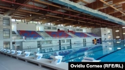 Bazinul olimpic din Târgu-Mureș poate găzdui competiții naționale și internaționale, dar stă închis imediat de după inaugurarea festivă din 2021.