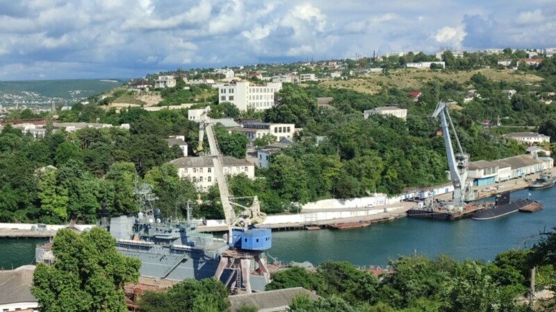 В Севастополе стал на ремонт очередной российский военный корабль (+фото)