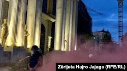 Protestuesit hedhin thyejnë xhamat dhe hedhin mjete të forta në drejtim të ndërtesës së Ministrisë së Punëve të Jashtme. Shkup, 4 korrik 2022.