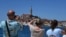 Turisták fotóznak az Isztriai-félsziget nyugati partján fekvő Rovinj városában 2022. június 11-én