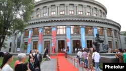Церемония открытия кинофестиваля «Золотой абрикос» в Национальном академическом театре оперы и балета имени А. А. Спендиарова в Ереване, 10 июля 2022 г. 