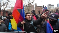 Un susținător al arestării fostului lider venezuelean, capturat de forțele SUA, strigă în fața Tribunalului din Manhattan, după ce Maduro a fost audiat pentru a fi pus sub acuzare.