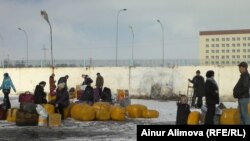 Торговцы после прохождения таможенного досмотра ожидают автобус. Алматинская область, февраль 2013 года.