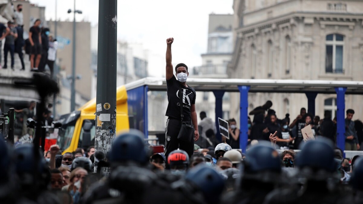 Франция сняла. Разгон демонстрантов во Франции 2021. Митинги в Европе 2020. Протестное движение в Европе. Митинги во Франции черные.