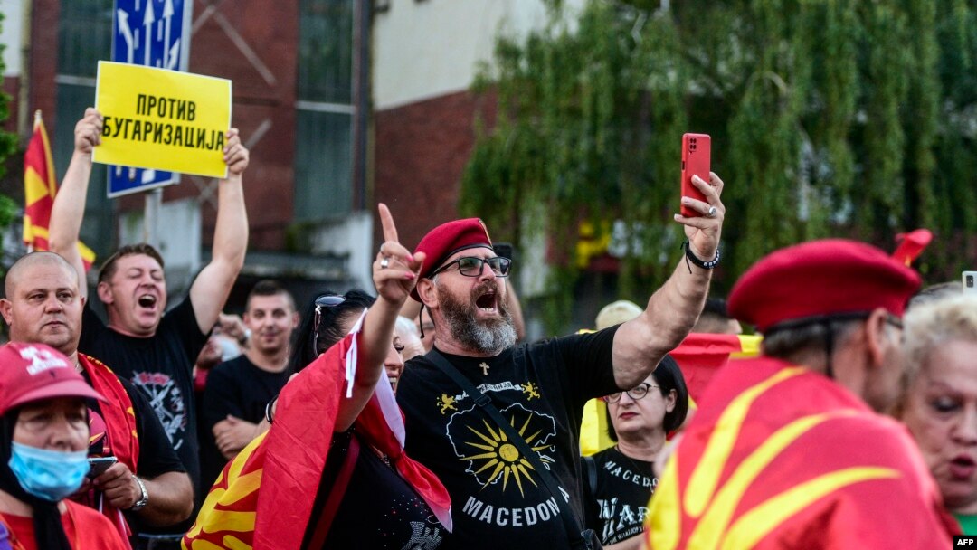 Фотографија од протестот пред Влада против францускиот предлог, Скопје 2 јули 2022