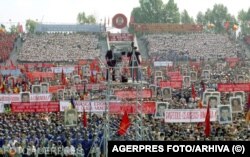 „Partidul, Ceaușescu, România” era unul dintre cele mai utilizate sloganuri în ultimul deceniu de comunism. Vizita lui Nicolae și a Elenei Ceaușescu în Mehedinți, 6 iunie 1989.