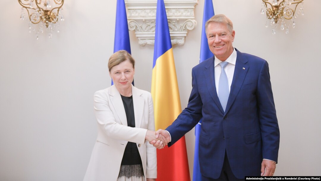 Věra Jourová este vicepreședinta Comisiei Europene pentru valori și transparență. În întâlnirea din iunie de la Bucureștie cu Klaus Iohannis, ea a ridicat problema modificărilor controversate la Legea avertizorilor de integritate.