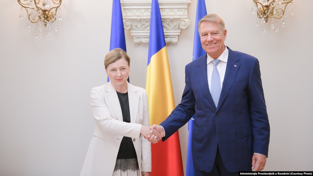 Vicepreședinta Comisiei Europene pentru valori și transparență, Věra Jourová, îi transmitea în iunie 2022 președintelui Klaus Iohannis îngrijorarea Comisiei cu privire la forma în care voiau parlamentarii români să adopte Legea avertizorilor de integritate.