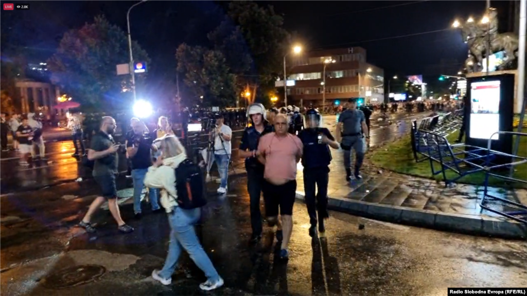 МАКЕДОНИЈА -&nbsp;Полицијата им се спротивстави на дел од демонстрантите кои претходно ја урнаа оградата пред Собрание и фрлаа со предмети кон полицијата и кон собраниската зграда за време на денешниот протест против францускиот предлог за тргање на бугарското вето.