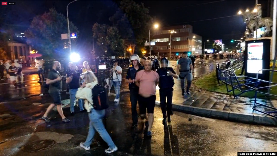 Протести пред Собрание против францускиот предлог. Полицијата приведе дел од демонстрантите