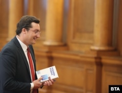  Крум Зарков в Народното събрание преди изявление против връщането на хартиените бюлетини 