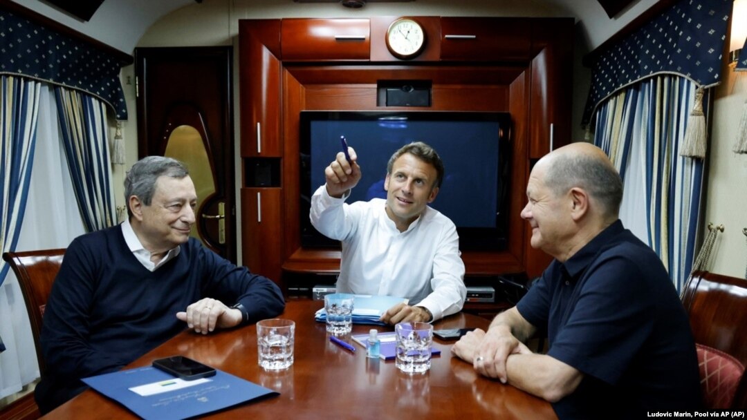 Președintele francez Emmanuel Macron (centru) și cancelarul german Olaf Scholz (dreapta) se opun suspendării lărgite a vizelor pentru cetățenii ruși, spre deosebire de Polonia, țările nordice și cele baltice, care ar dori măsuri dure. Se va ajunge la un compromis la Praga?